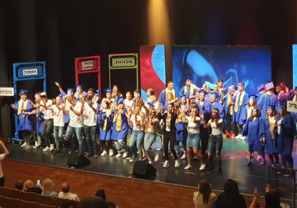 99 בוגרים